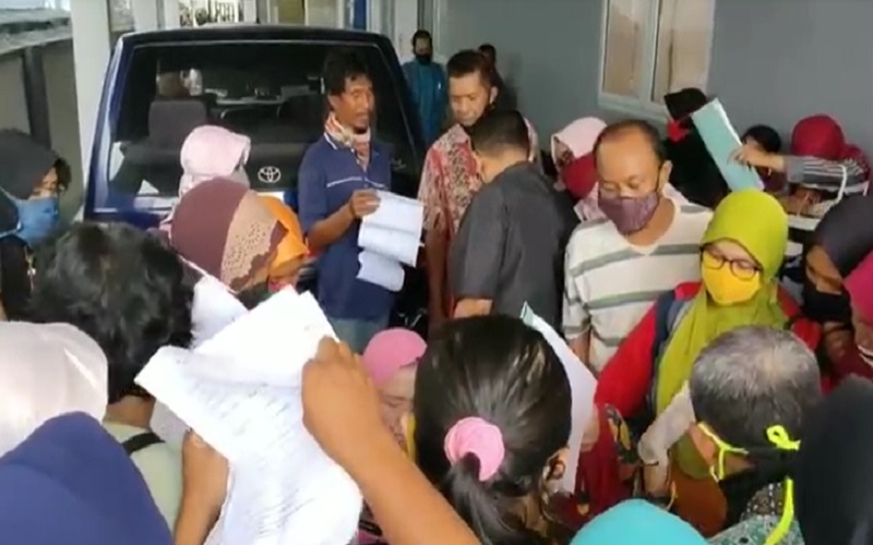 Demi Syarat Bantuan Rp2,4 Juta, Pelaku UMKM di Blora Desak-Desakan Urus Izin Usaha