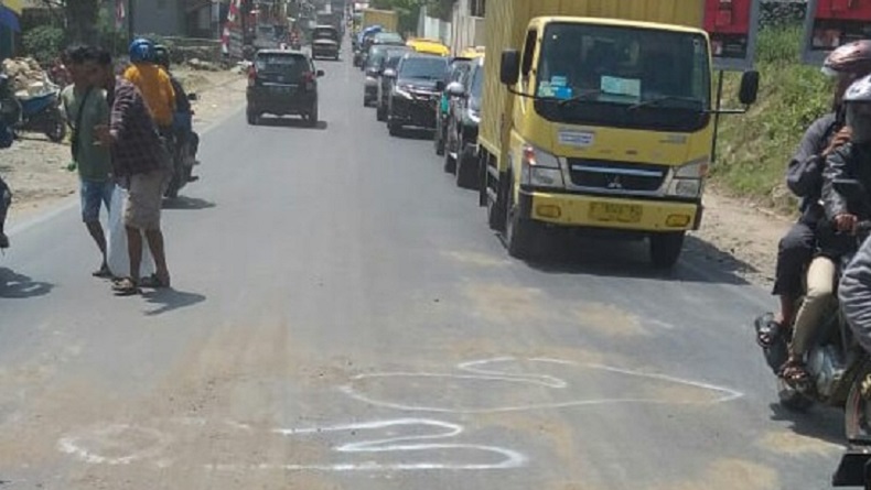 Terjatuh saat Nyalip, Pemotor Tewas Mengenaskan Terlindas Truk Tronton di KBB
