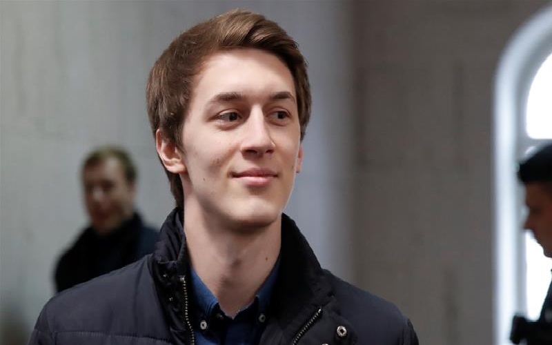 Blogger Pengkritik Putin Dipukuli sampai Berlumuran Darah