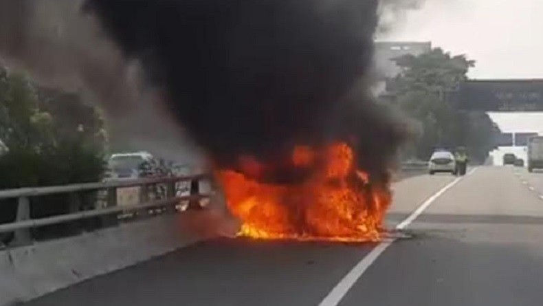 Diduga Korsleting Aki, Mobil Terbakar di Tol Simatupang