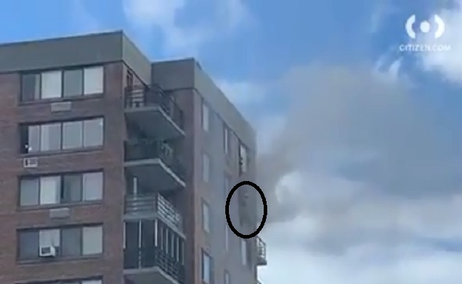 Aksi Heroik Petugas Pemadam Selamatkan Korban Kebakaran Gedung Pakai Seutas Tali