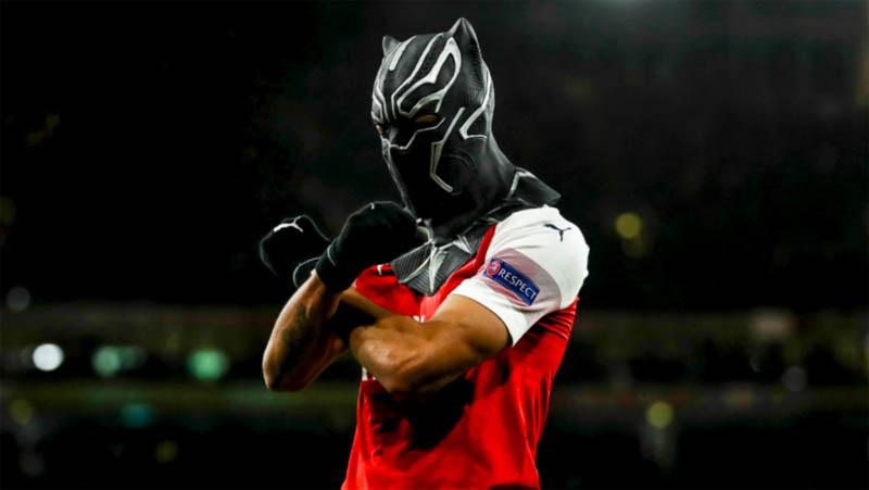 5 Pesepak Bola dengan Aksesoris Ikonik, Nomor 4 Pakai Topeng Black Panther