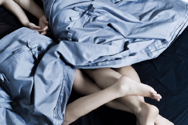 Dokter Sarankan Pakai Masker dan Tidak Ciuman saat Berhubungan Seks selama Pandemi Covid-19