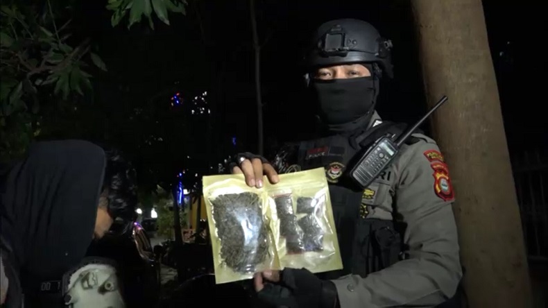 Isap Ganja di Pinggir Jalan, Mahasiswa Pengedar Ganja di Makassar Ditangkap Polisi