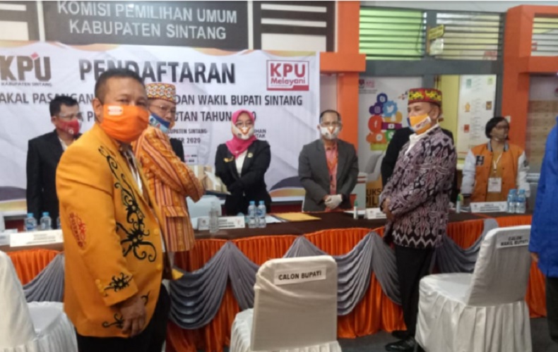 Pasangan Askiman-Hatta Jadi yang Pertama Mendaftar di KPU Sintang
