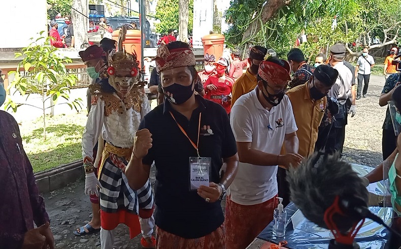 Pasangan Kembang - Sugiasa Mendaftar di Hari Pertama ke KPU Jembrana