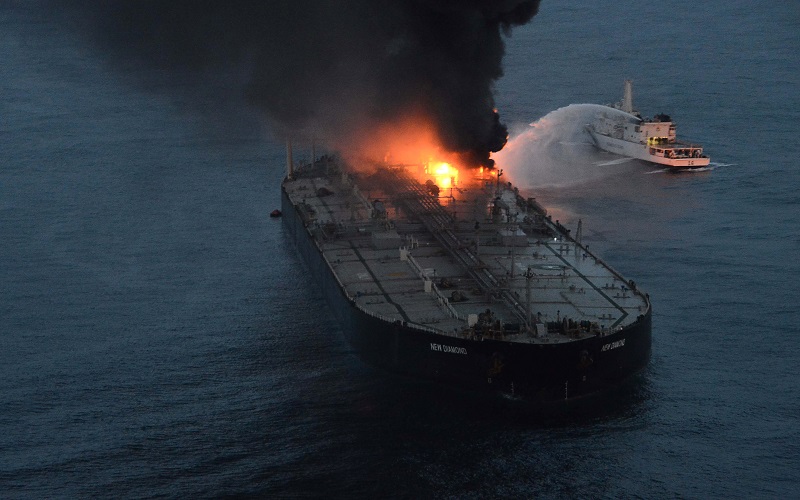 Kebakaran Tanker Pengangkut 28.000 Ton Minyak Berpotensi Cemari Samudera Hindia