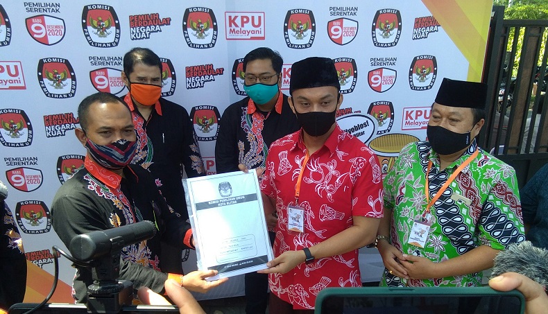 Sebelum Daftar KPU Blitar, Henry-Yasin Berdoa Bersama Ketua NU Jatim