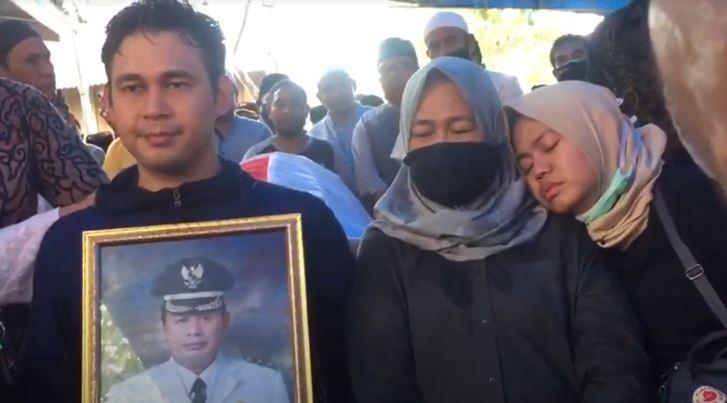Duka Selimuti Pemakaman Bupati Halmahera Timur yang Meninggal saat Orasi Politik