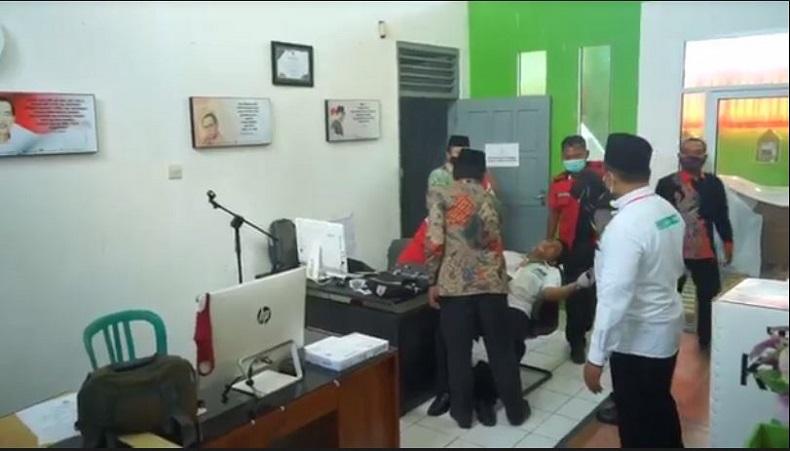  Tiba di KPU Blitar, Tim Paslon Henry-Yasin Pingsan saat Bawa Berkas