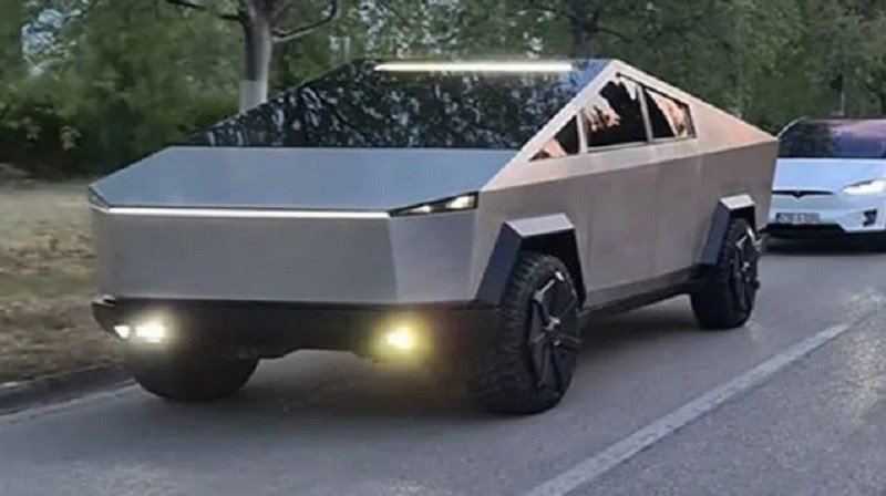 Tak Sabar Tunggu Tesla Cybertruck, Pria asal Bosnia Ini Pesan Mobil Replika