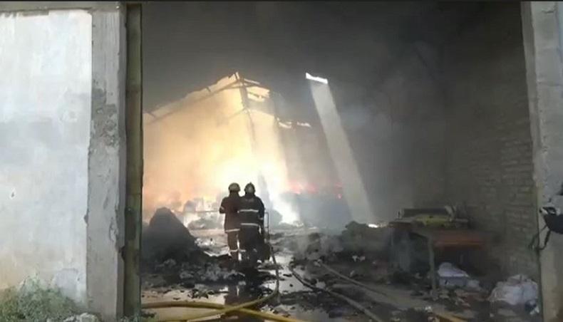 Gudang Pabrik Benang di Sumedang Terbakar, Diduga dari Percikan Api Mesin