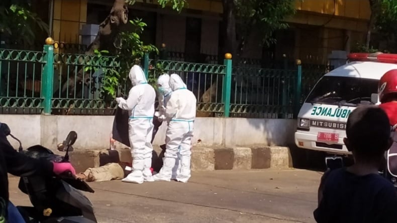 Pria Meninggal Dekat Stasiun Gondangdia, Dievakuasi Petugas Berpakaian APD