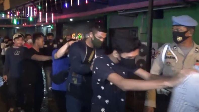 Razia Tempat Hiburan Malam di Medan, Pengunjung Panik Berhamburan Lari Keluar