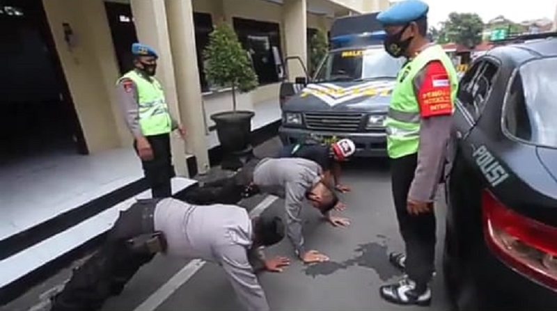 Tak Pakai Masker, Belasan Anggota Polres Blitar Kota Disanksi Push Up