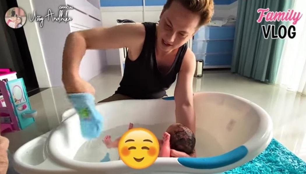 Pompa Air Rusak, Andhika Pratama Mandikan si Bungsu Saka Pakai Air Mineral