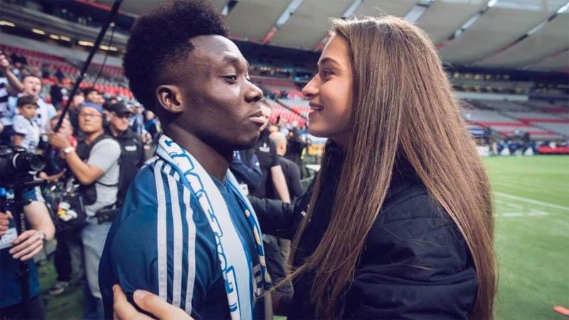 Alphonso Davies Tak Sulit Pincut Hati si Cantik Jordyn Huitema