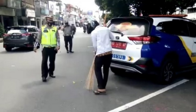 Tak Pakai Masker, Pengendara di Pontianak Dihukum Menyapu Jalan 15 Menit