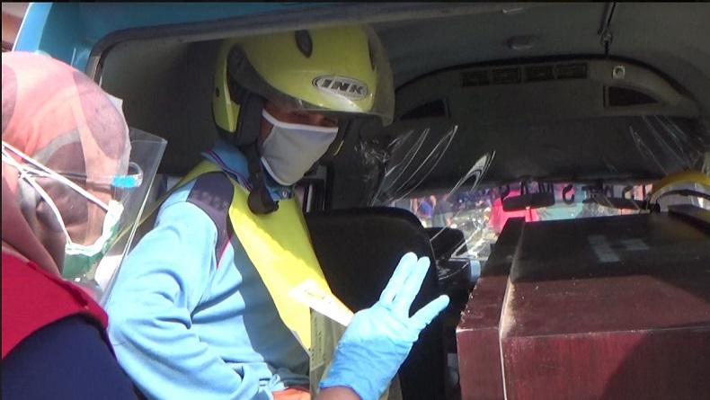 Tak Pakai Masker di Pasar Probolinggo, Siap-Siap Dihukum Baca Puisi dalam Ambulans