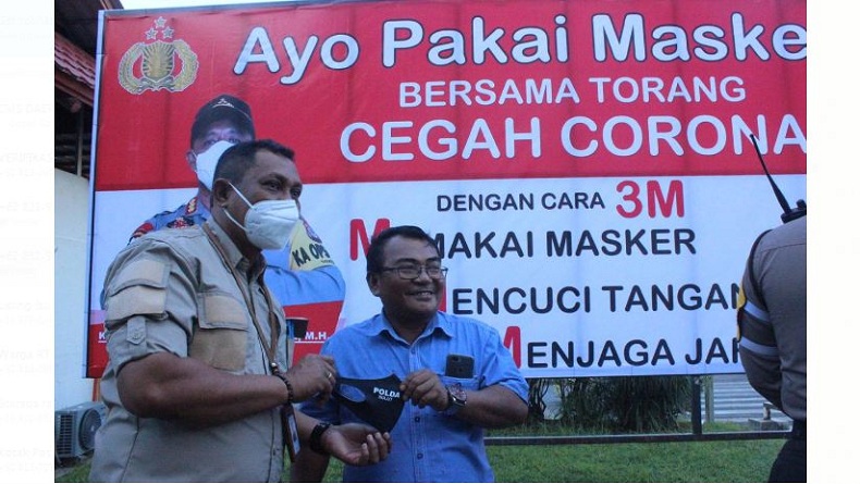 Cegah Covid-19, Polda Sulut Bagikan Masker di Bandara Sam Ratulangi Manado