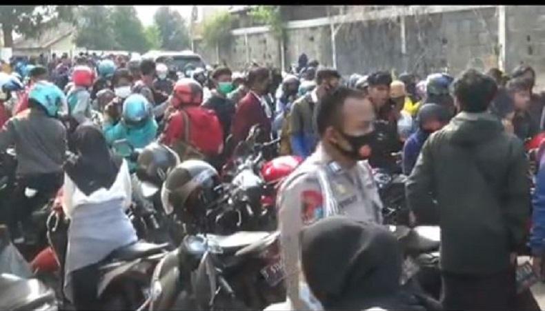 Polisi Bubarkan Ribuan Pelamar Kerja karena Berdesak-Desakan di Pabrik Sepatu