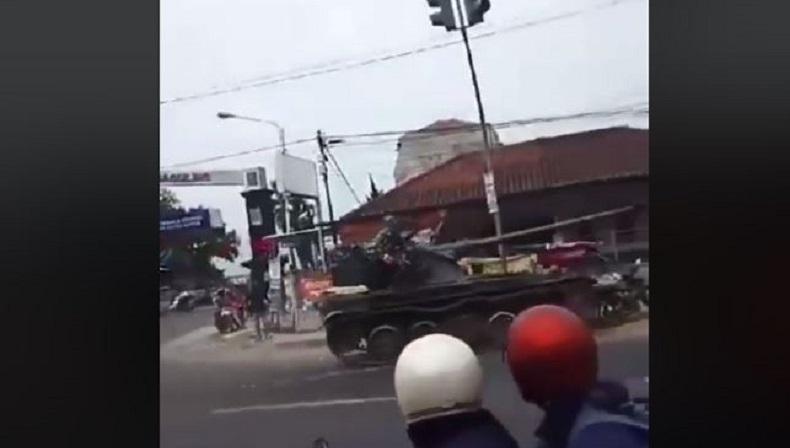 Kronologi Tank TNI Tabrak Motor dan Gerobak di Bandung