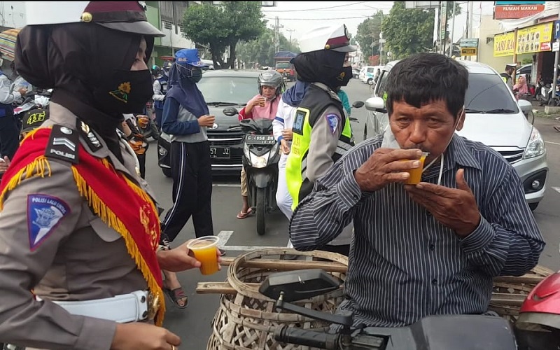 Jurus Secangkir Jamu ala Polresta Pekalongan di Tengah Pandemi Covid-19