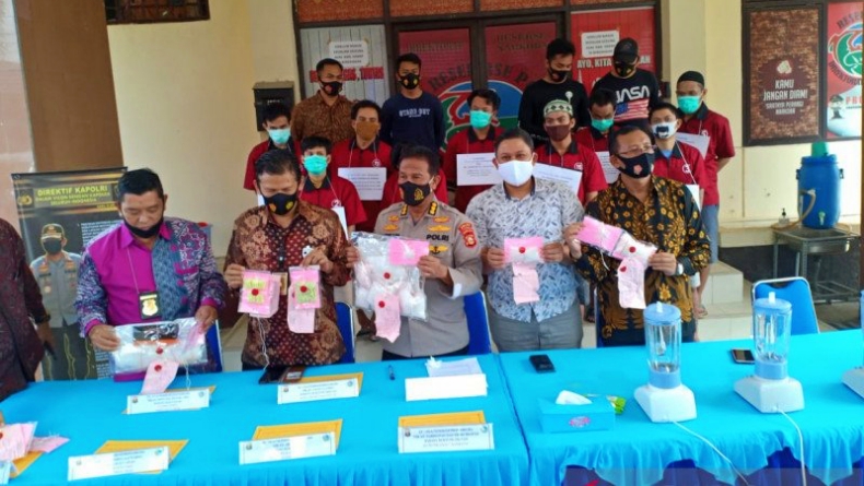 Polda Sumsel Blender 1,8 Kilogram Sabu dan 350 Ekstasi