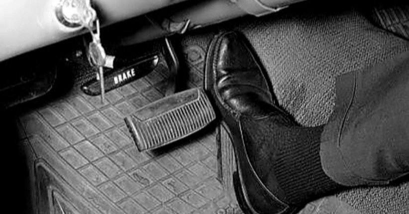 Ini Akibatnya jika Terlalu Sering Menginjak Pedal Kopling Mobil