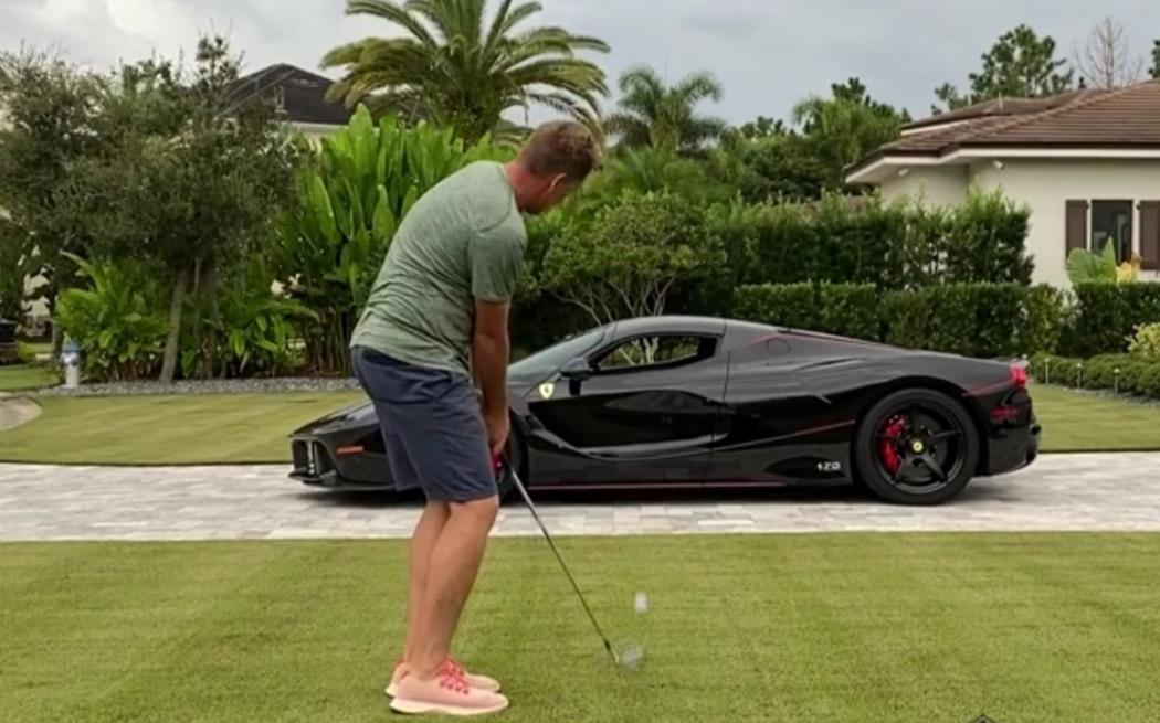 Uji Nyali, Pegolf Ini Pukul Bola Lewati Kaca Jendela Mobil Ferrari Seharga Rp75 Miliar
