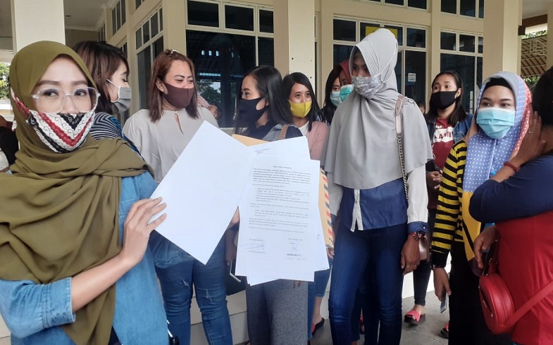 Emak-emak Korban Penipuan Arisan Online Geruduk Mapolres Pati