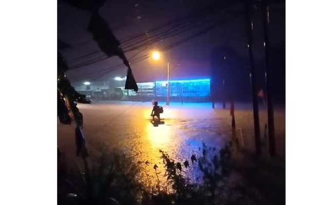 Viral! Keberanian Pengantar Makanan Terjang Banjir dan Hujan Lebat Kirim Pesanan Konsumen