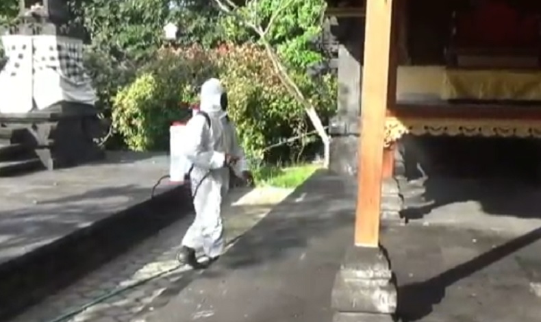 Ratusan Pura di Bali Disemprot Disinfektan Jelang Galungan, Sembahyang Dibatasi 30 Orang