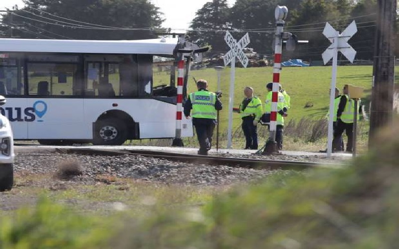 Bus Sekolah Bertabrakan dengan Kereta, Puluhan Anak Sekolah Jadi Korban