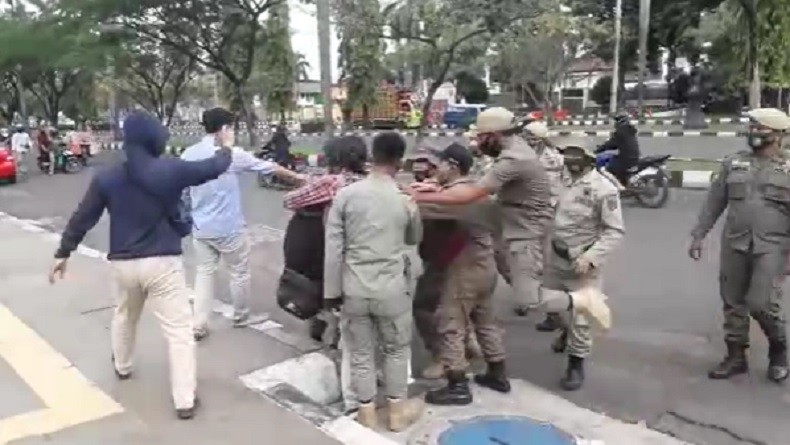 Polisi Usut Kasus Tendangan Terbang Satpol PP Bogor Terhadap Demonstran