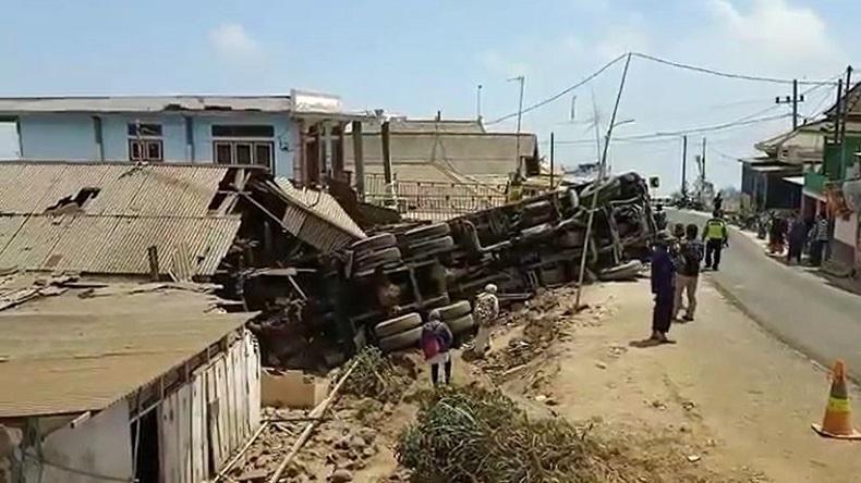 Diduga Rem Blong di Jalan Turunan Menikung, Truk Tronton Hantam 4 Rumah di Pasuruan
