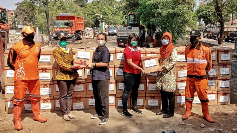 MNC Peduli dan Lotte Mart Bagikan Bingkisan untuk Petugas PPSU di Jakarta Timur