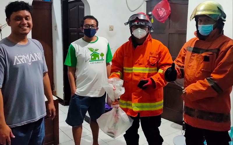 Personel Damkar Evakuasi 2 Ular Kobra di Rumah Warga Cipinang Melayu