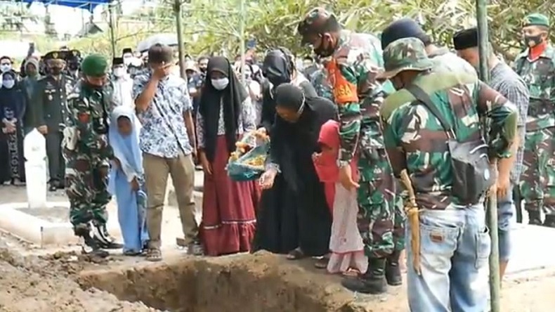 Tangis Haru Iringi Pemakaman Serka Syahlan yang Gugur Ditembak KKB