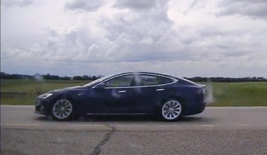 Pengemudi Tesla Ditilang Polisi karena Tidur Pulas dengan Kecepatan Mobil 150 Km per Jam