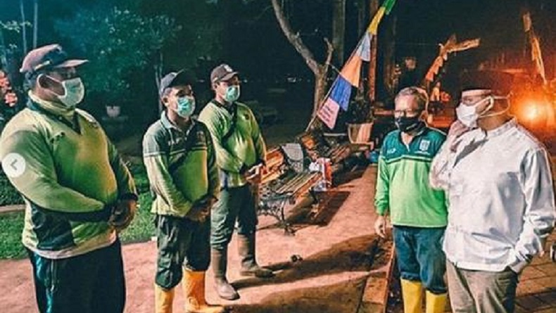 Malam-Malam ke TPU Pondok Rangon, Anies Baswedan Dengarkan Curhat Penggali Kubur