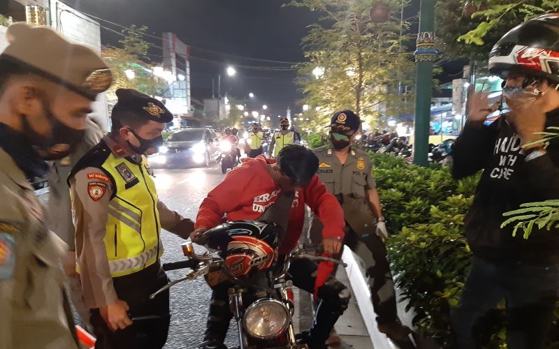 Dikejar Petugas Razia Masker, Pemotor di Yogya Beralasan Mau Beli Susu