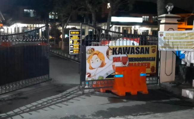Teriak Besok Kiamat, Pengendara Mobil Ini Tabrak Gerbang Polresta Tasikmalaya