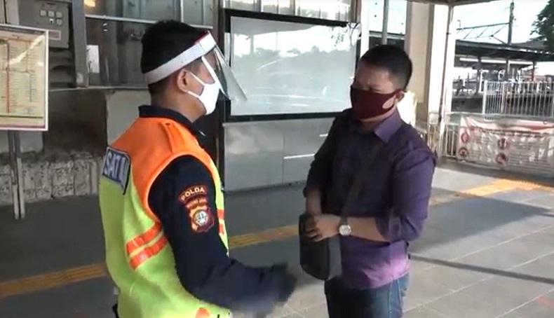 Pakai Masker Scuba, Penumpang KRL Protes Dilarang Masuk Stasiun Depok