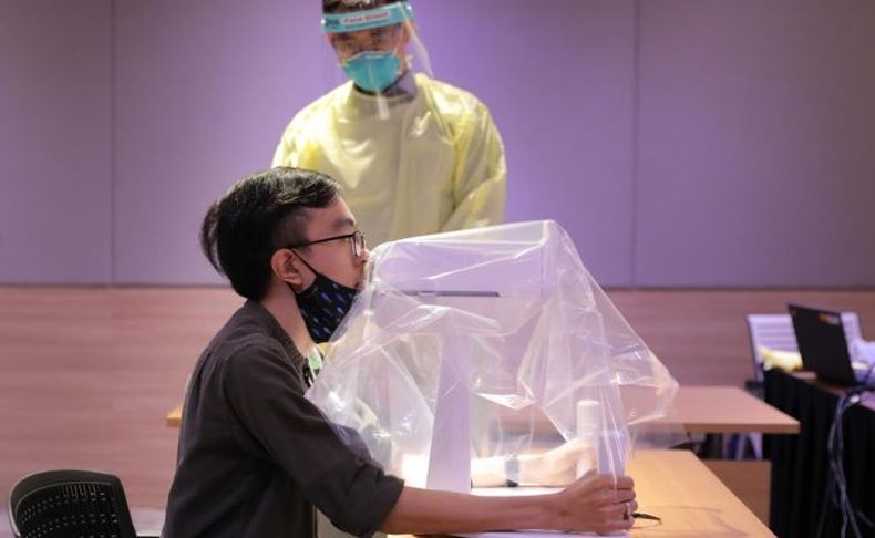  Singapura Perkenalkan Robot Tes Swab Covid-19 Canggih