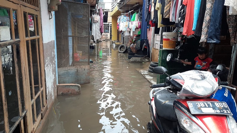 Terdampak Banjir akibat Tembok Roboh, Warga Ciracas Rugi Rp350 Juta