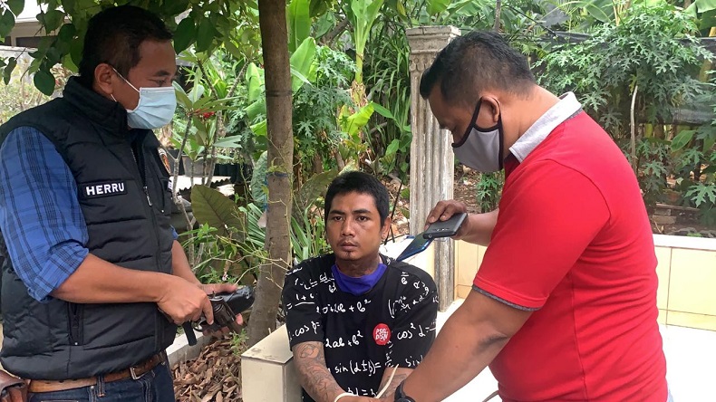 Pura-Pura Salah Masuk Rumah, Pria Bertato Gasak HP di Kembangan