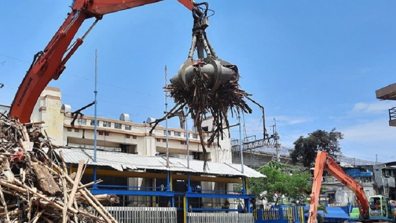 200 Personel dan 57 Truk Dikerahkan Angkut Tumpukan Sampah di Pintu Air Manggarai