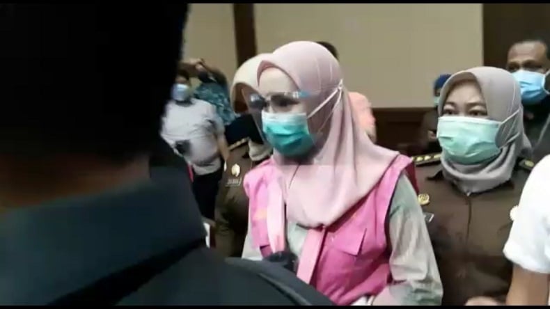 Pakai Kerudung dan Rompi Pink, Jaksa Pinangki Hadiri Sidang Perdana