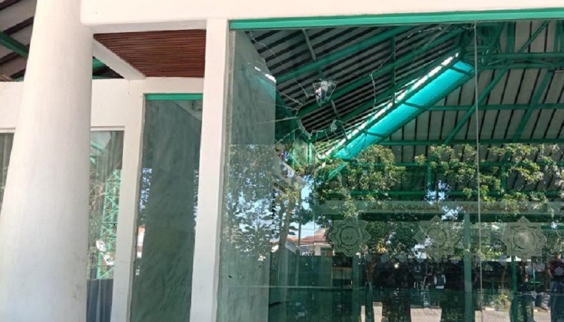 Orang Tak Dikenal Ngamuk dan Rusak Bangunan di Dago